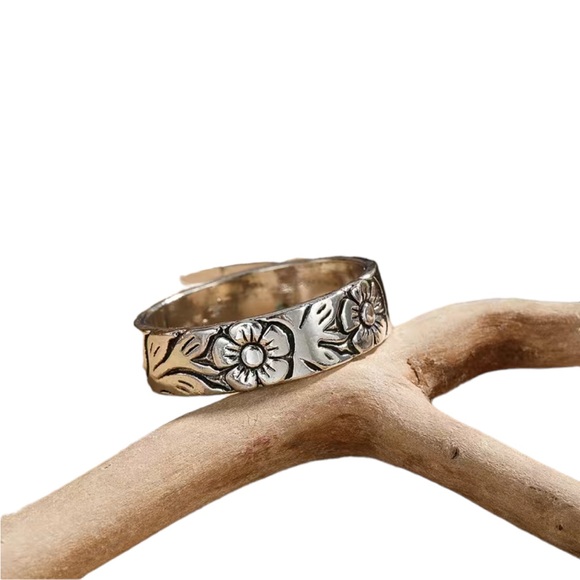 Floral Engraved Silver Band Ring - Picture 2 of 9